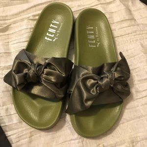 Fenty slides bow